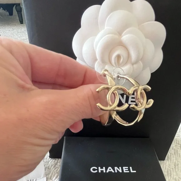 ❌SOLD❌CHANEL Authentic 17P Gold CC Logo Hoop Earrings - gently used! - Picture 3 of 14